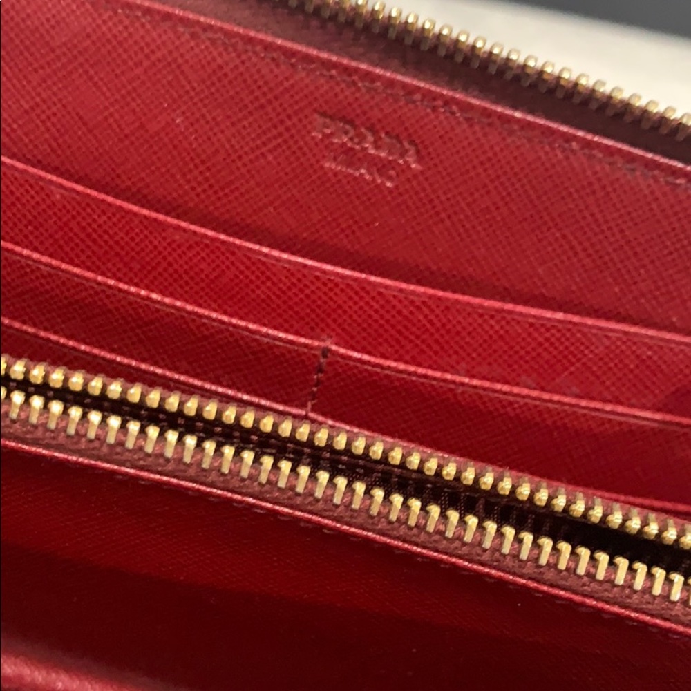 Red Prada Wallet - Picture 4 of 6